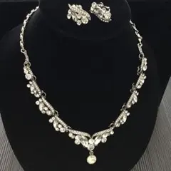 クリスタル装飾のネックレスとイヤリングセット