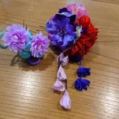 華やかな合成花の髪飾り