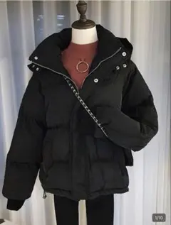 フード付き ブラック ダウンジャケット