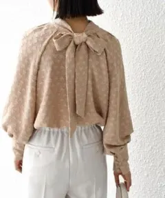 極美品✨定価１.１万❤️　ベージュ　洗える　カットジャカードボウタイブラウスのサムネイル