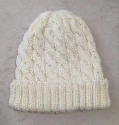 62 手編み　ケーブル模様のニット帽　ハンドメイド　オフホワイト　帽子