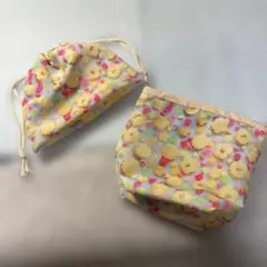 お菓子デザインの巾着袋とファスナー付きポーチ
