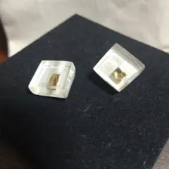 透明なスクエア型ピアス 金色装飾