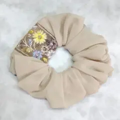 新生地☆1点のみ☆ハンドメイドレース重ねシュシュ - メルカリ