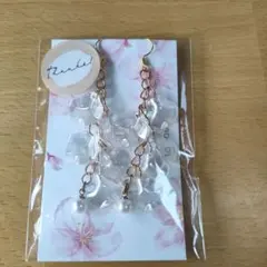 ゆらゆら花びらピアス　透明