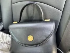 黒のハンドバッグ 金色ロゴ付きのサムネイル