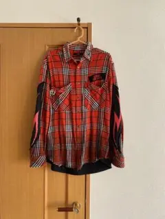 赤と黒のチェック柄長袖シャツ