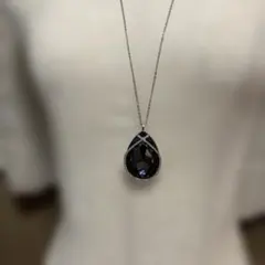スワロフスキーネックレスペンダントたいへん綺麗大きめ黒ストーン際立ちます美品