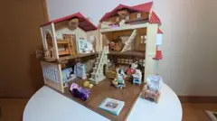 シルバニアファミリー 赤い屋根の大きなお家−屋根裏はひみつのお部屋−家具人形付き