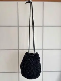 黒い編み込みポシェット