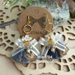 小さめ♡清楚♡ホワイト✽キラキラ*ガラスビーズ✽お花刺繍インドリボンこぶりピアス