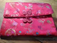 赤色刺繍ポーチ