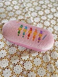 ピンクのメガネケース、ハードタイプで猫の刺繍あり