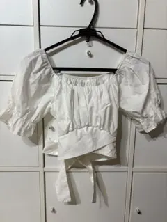 ホワイトオフショルダーブラウス