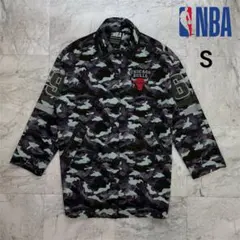 NBA シカゴブルズ　ジャケット　メンズ　S 総柄　ミドル丈　胸ロゴ 迷彩柄 黒