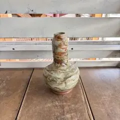 花瓶　緑色と茶色のグラデーション