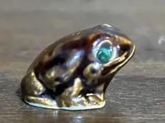 陶器製カエルの置物 エメラルド目