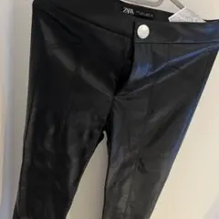 ZARA ブラック レザー風パンツ