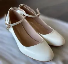 白 ストラップ パンプス