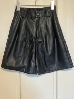 ブラック 合成皮革 ショートパンツ Mサイズ