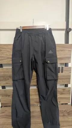 adidas ブラック カーゴパンツ