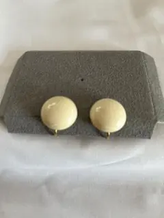 象牙調イヤリング　ヴィンテージ