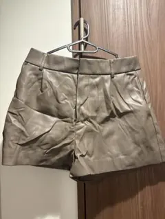 ZARA フェイクレザー ショートパンツ ベージュ M