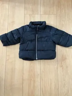 フード付きネイビーのダウンジャケット