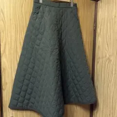 【美品・送料込】GUのダークグリーン キルティング フレアスカート ひざ丈