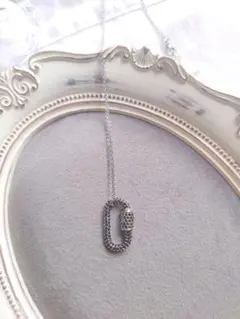 カラビナ片面キラキラネックレス　シルバー×ブラック