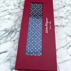バレンタインにも✨未使用箱付き✨サルヴァトーレフェラガモ　ハート　総柄　ネクタイ