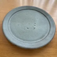 青灰色の陶器製丸型皿