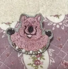 動物　アニマル　ワラビー　ワッペン風　ピンバッジ