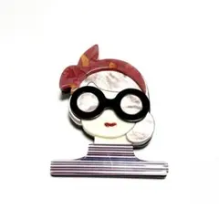 【訳あり品】BR-211 ♡ アクリル ガール 女性 ブローチ ♡‬ ピンク