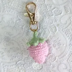 いちごのあみぐるみキーホルダー ピンク１