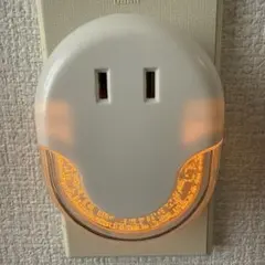 明暗センサーフットライト/足元灯/コンセント直結型/オレンジ色灯//白