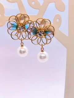 花デザインのパールドロップピアス