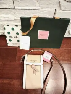 新品未使用！kate spade スマホショルダーバッグ ベージュ/ホワイト