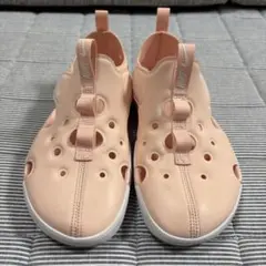Nike キッズサンダル ピンク穴あきデザイン