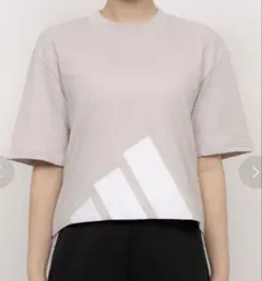 adidas レディス エッセンシャルズ ビッグロゴTシャツ ベージュ
