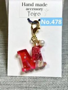 ハンドメイドキーホルダー　アルファベット　レジン　イニシャル　花　小ぶり　赤　M