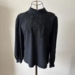ブラック 刺繍デザイン 長袖ブラウスのサムネイル