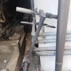 黒のキックボード 小型ホイールジャンク