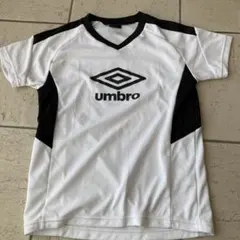 umbro 白 Vネックシャツ & 紺 ショートパンツ