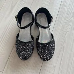 フォーマルシューズ 黒 グリッター ストラップ付き