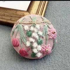 ❁くるみボタンの刺繍ブローチ❁リボン刺繍 お花 ハンドメイド ピンク