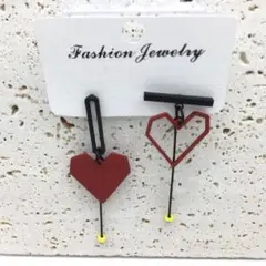 アシンメトリー　赤ハートデザインのピアス