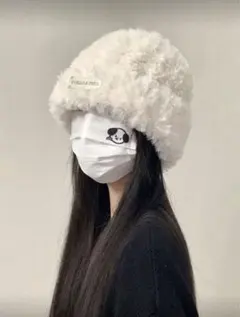 ホワイト ファー ニット帽 ロゴ付き
