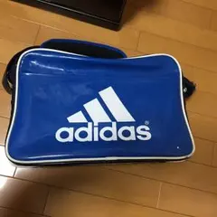adidasのエナメルバック