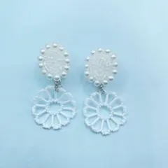 白いお花とビーズ刺繍イヤリング